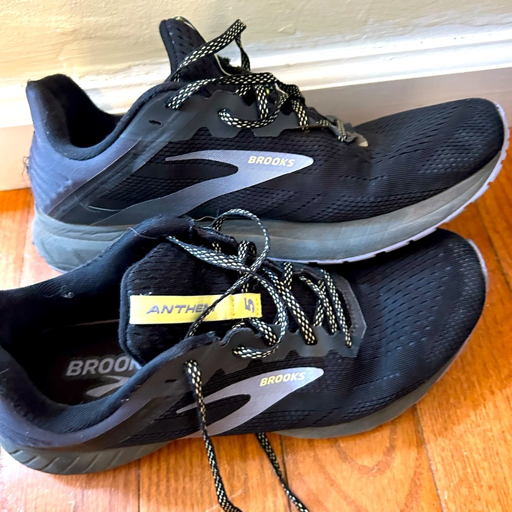 Women’s brooks size 10.5.
